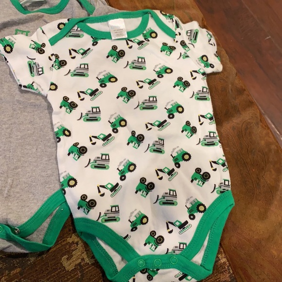 3/$10 🍀 6-12 mos onesies set of 3 🍀 - Picture 4 of 5